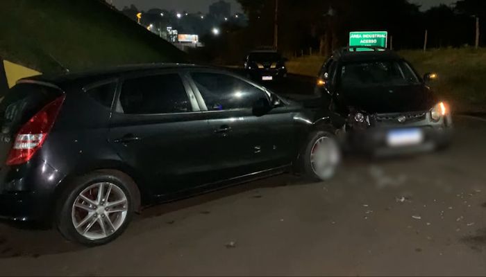 Errados e Pelados: carro com motorista bêbado e mulher nua bate na contramão na marginal da BR-277